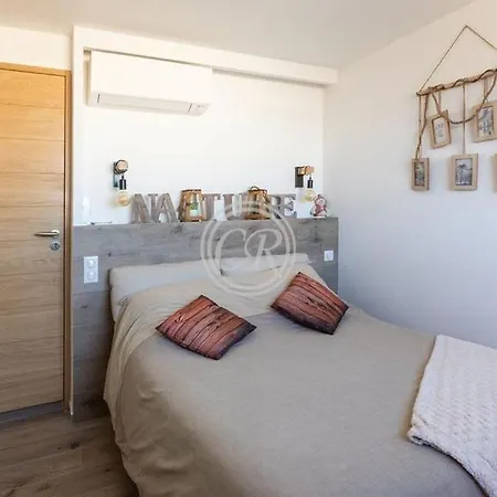 Superbe Contemporaine Pied Dans L'eau Villa